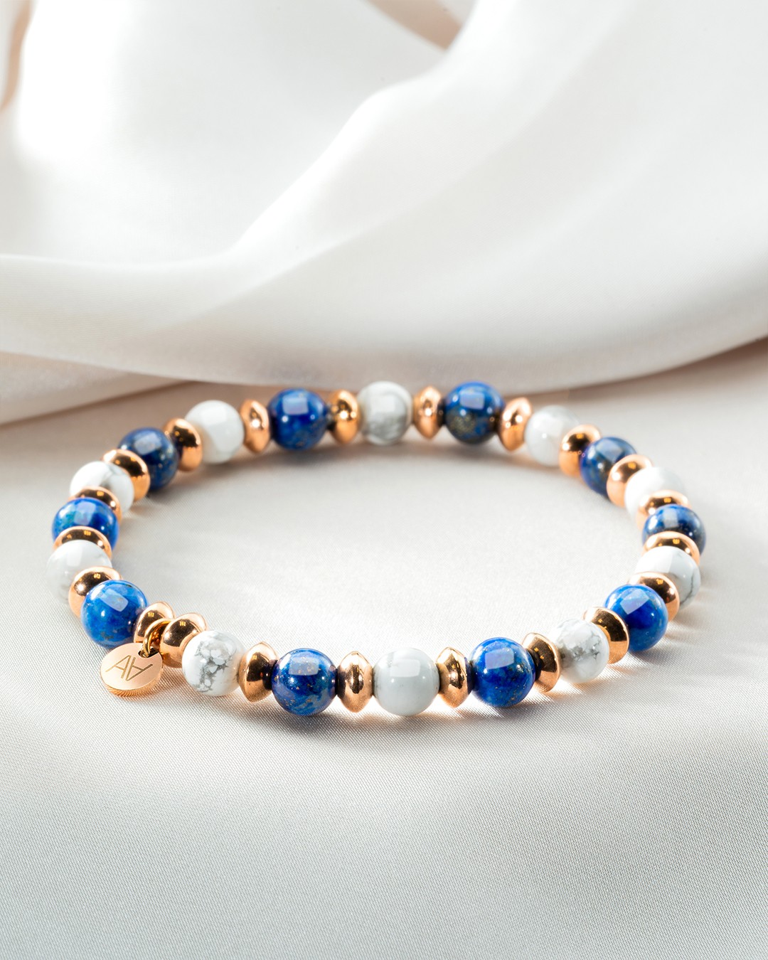 Packshot Armband Lapislazuli und Howlith.Vertrauen und Gelassenheit