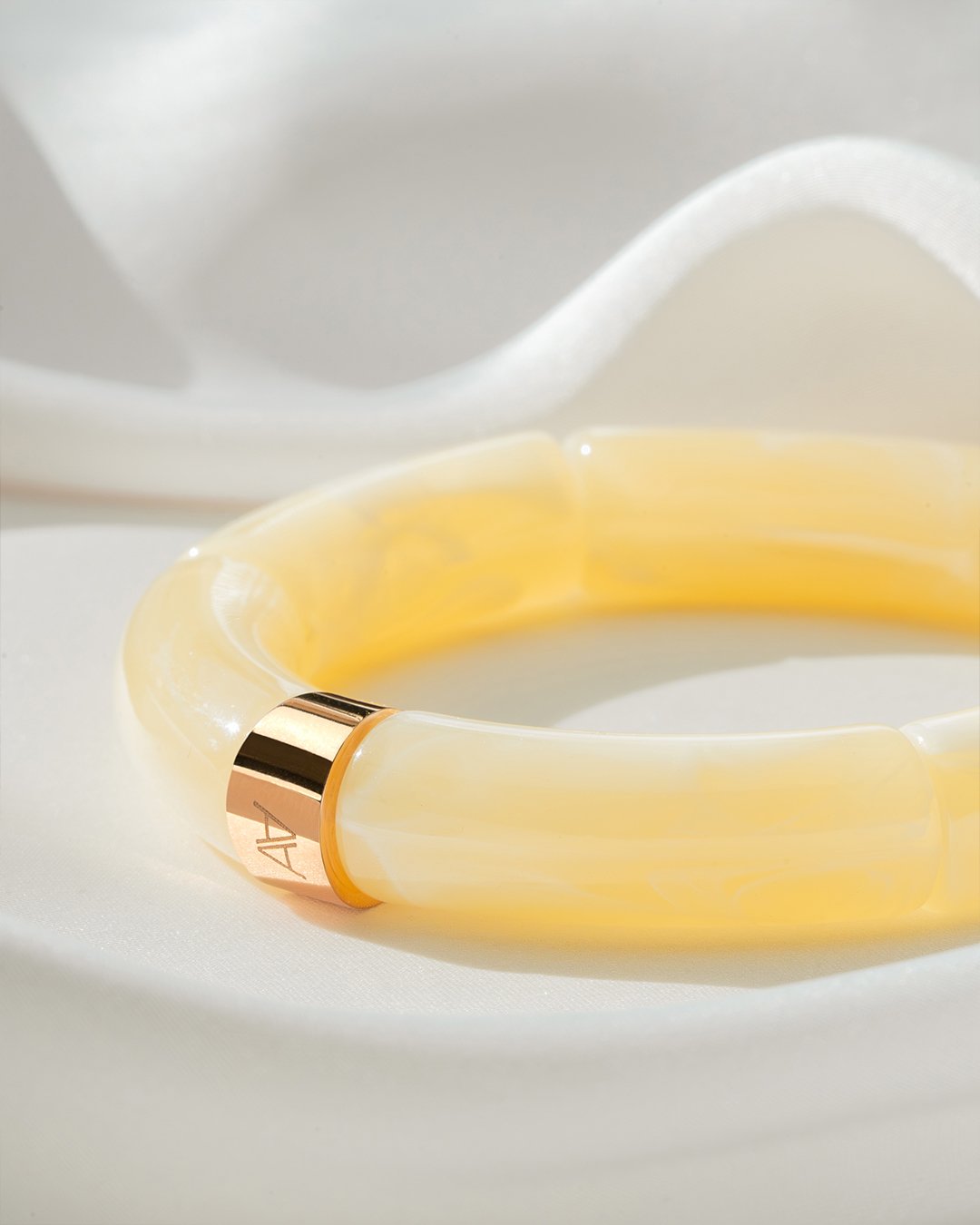 Packshot Armband Herbstlichter Marmoriertes Beige Sarona