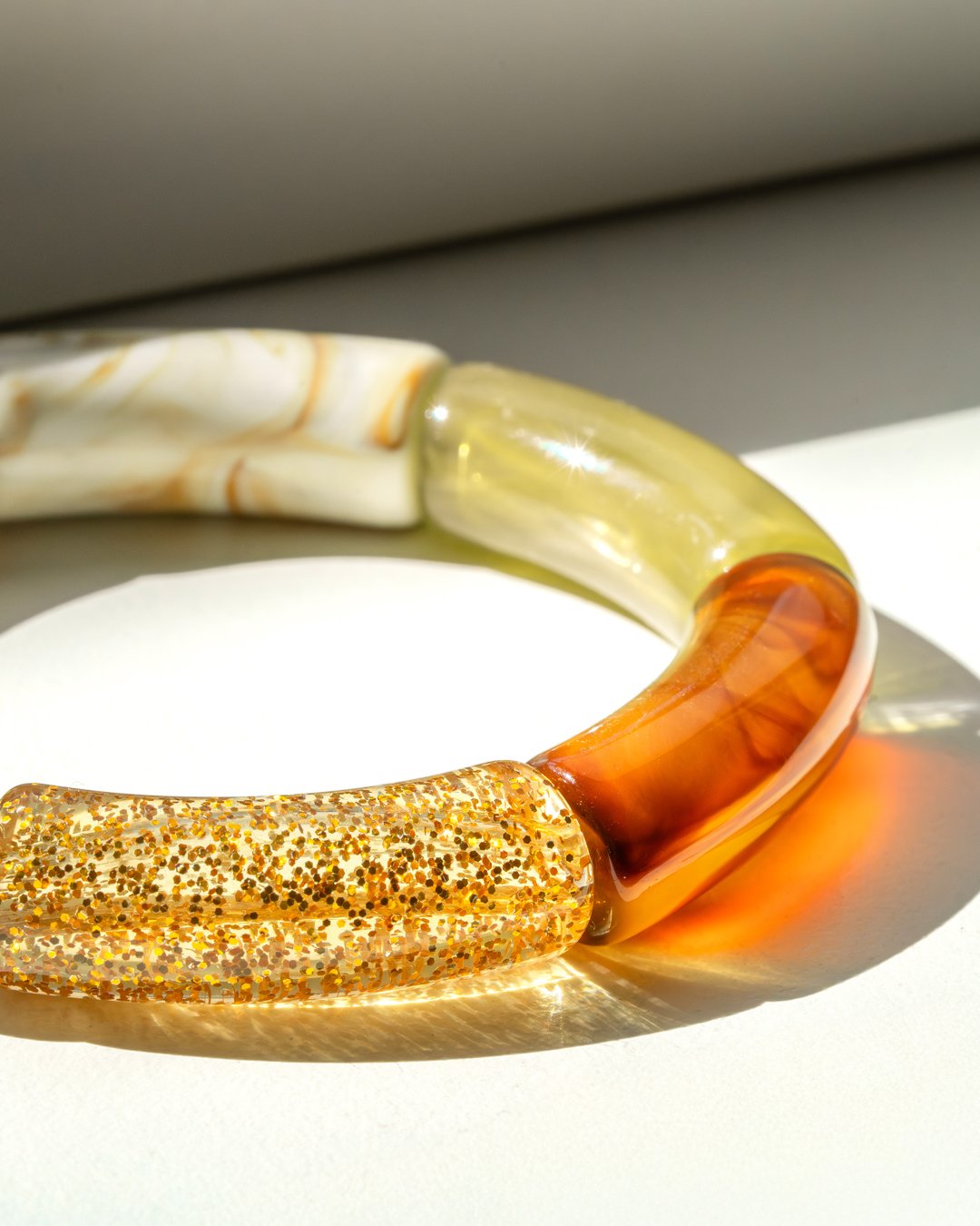 Packshot Armband Herbstlichter Bernstein, Glitzer, Olivgrün, Weiß und marmoriertes Beige Aliano