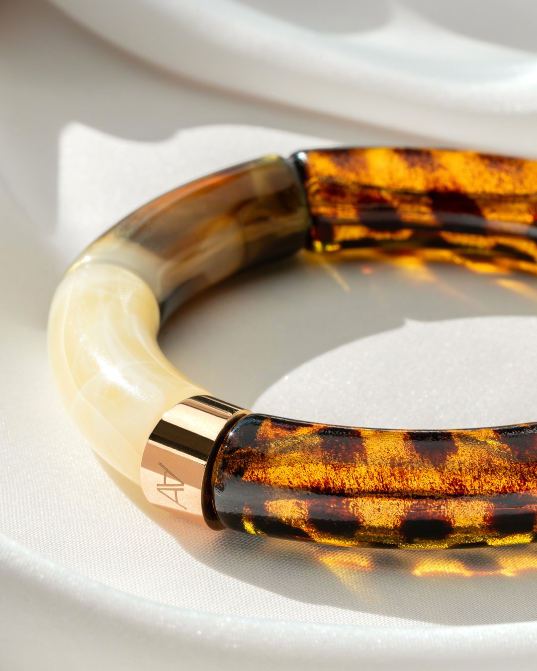 Packshot Armband Herbstlichter Leopard, marmoriertes Beige und Petrolbraun Bova