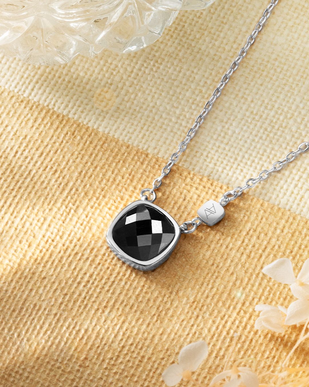 Packshot Anhänger Schwarzen Turmalin Leonessio