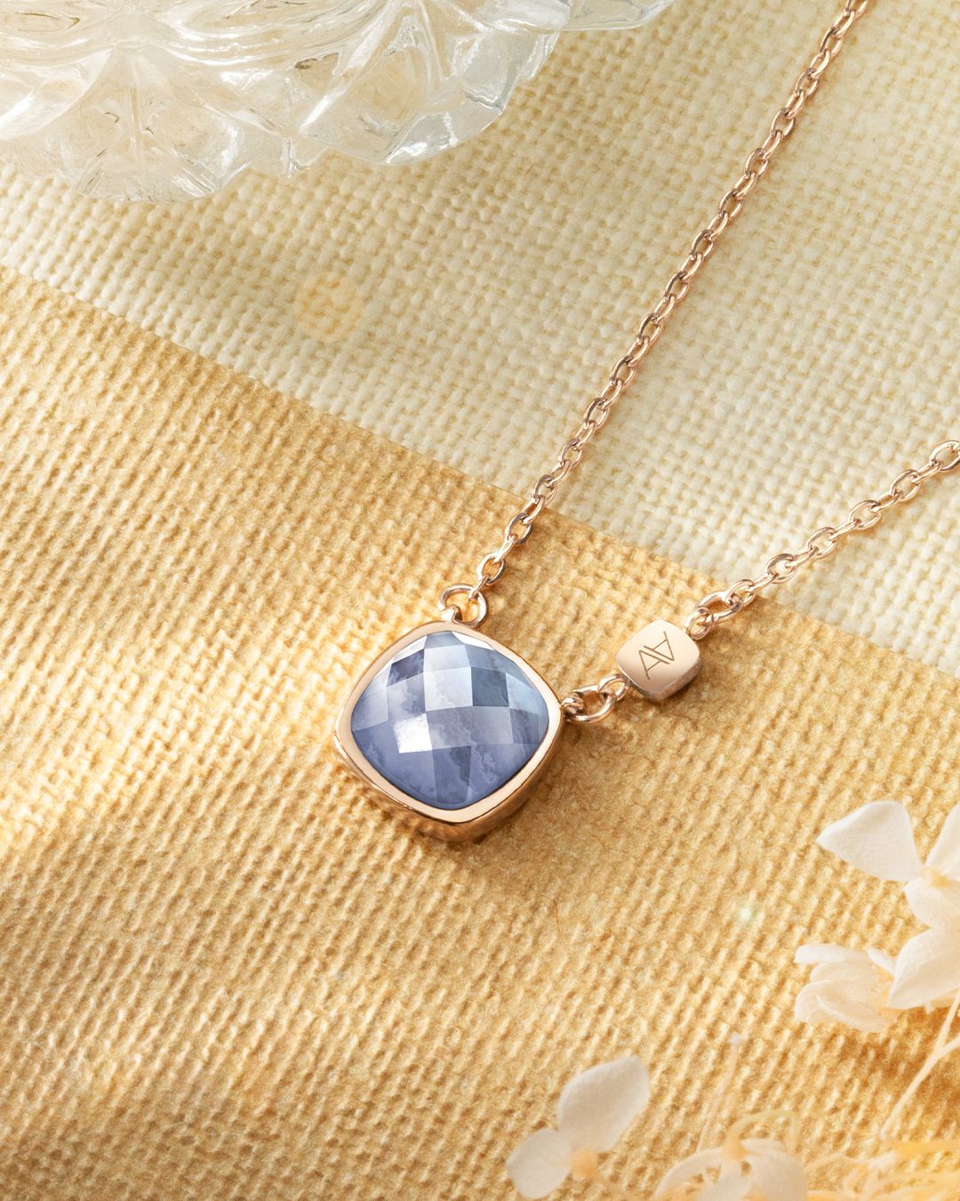 Packshot Anhänger Chalzedon. Malcesinia